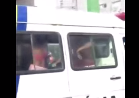 'Foliões' são flagrados dançando dentro de viatura da PM