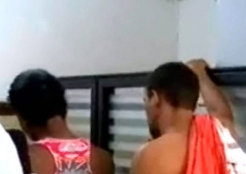 Mulher vai parar na delegacia por morder o marido que foi curtir com a amante