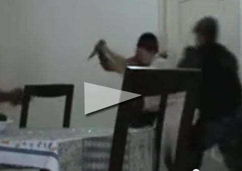 Homem mantém mulher refém e ao tentar matá-la com faca, polícia age e ela é salva