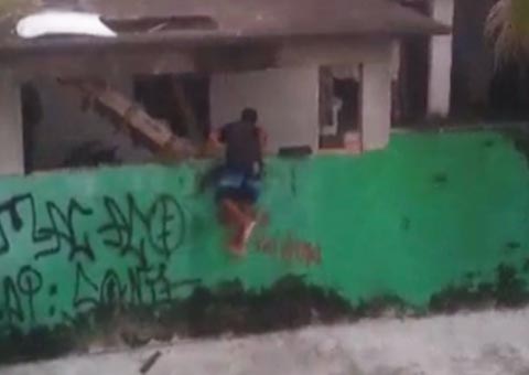 Bandido é filmado roubando casa em Manaus