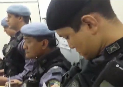 Após pedir socorro, mulher denuncia invasão de casa por policiais