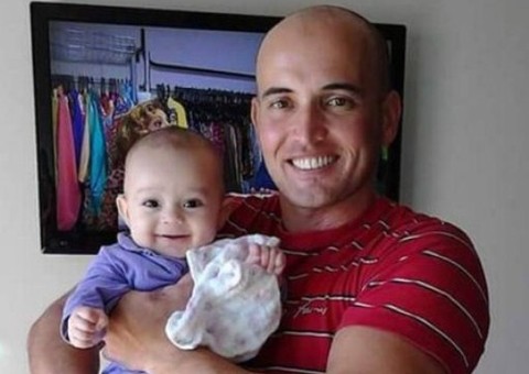 Policial mata acidentalmente a filha de 11 meses enquanto limpava arma