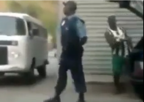 Policial mostra rebolado ao dançar 'Perereca suicida'. Veja: 