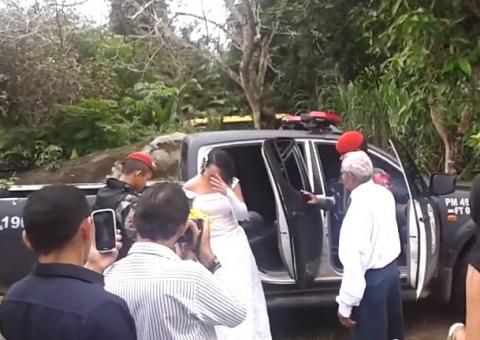 Carro da polícia escolta noiva até casamento