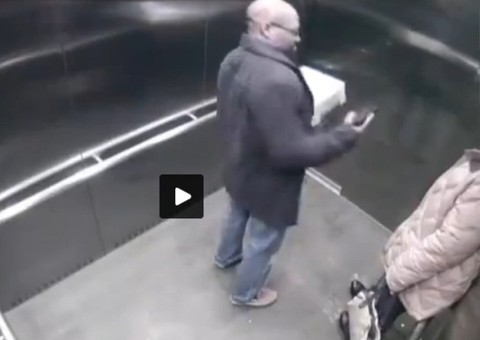  Policial exibe arma para mulher e acaba atirando em si mesmo