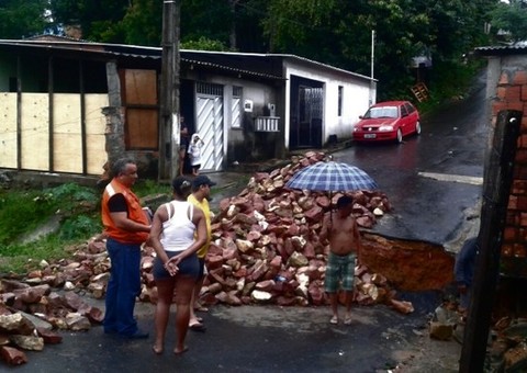 Chuva derruba gabião de sustentação de ponte no Lírio do Vale