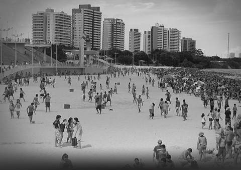 Banhistas são flagrados urinando em área aberta da Ponta Negra