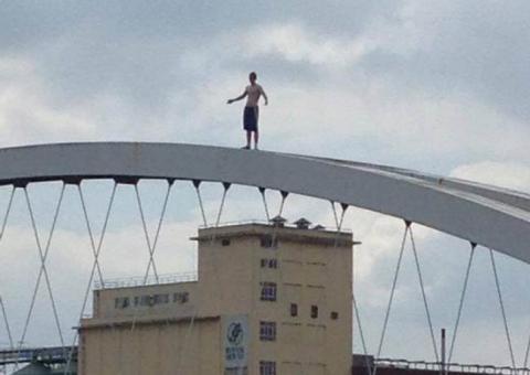  Jovem salta de ponte de 15 metros de altura para se refrescar