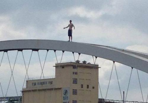  Jovem salta de ponte de 15 metros de altura para se refrescar