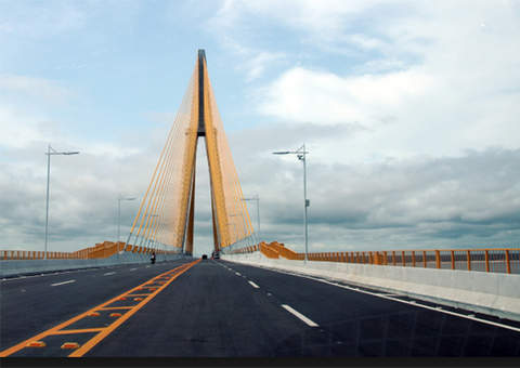 Prefeitura notifica ambulantes irregulares próximo a ponte do Rio Negro