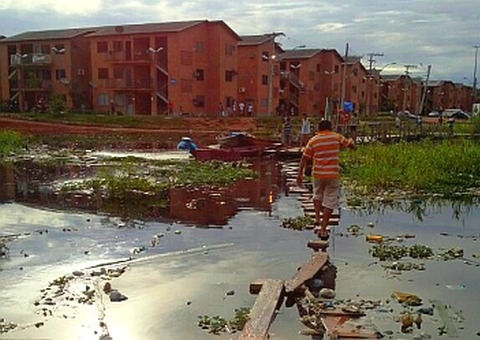 Ponte submerge e comunidades ficam sem acesso na zona Sul