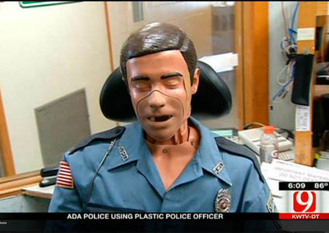 Policial de plástico patrulha trânsito nos Estados Unidos