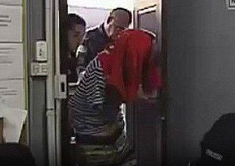 Garota é estuprada por 9 homens após desobedecer o pai