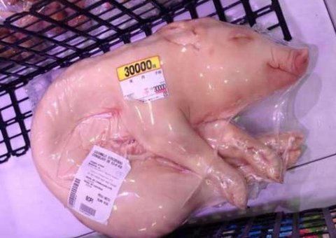 Supermercado causa polêmica ao colocar porco inteiro à venda em saco plástico; veja