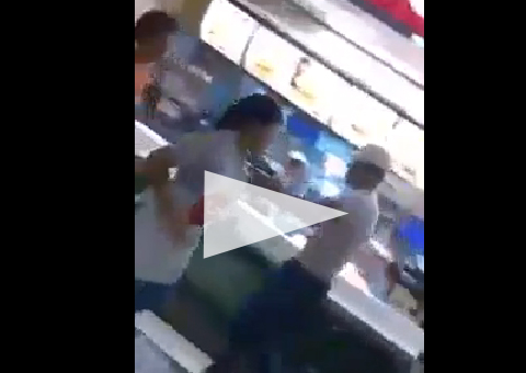 Funcionários do McDonalds saem na porrada durante o expediente