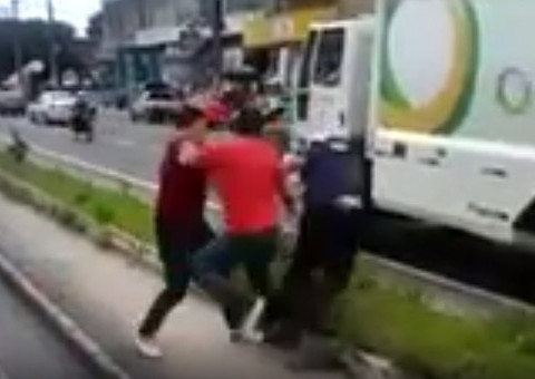 Vídeo mostra  briga de motorisrtas em Manaus após vidro quebrado no trânsito