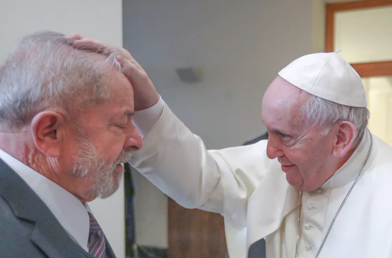Julgamento que levou Lula à prisão começou com fake news, diz papa Francisco