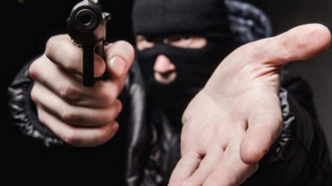 Homem leva quatro tiros durante assalto a mercadinho em Manaus