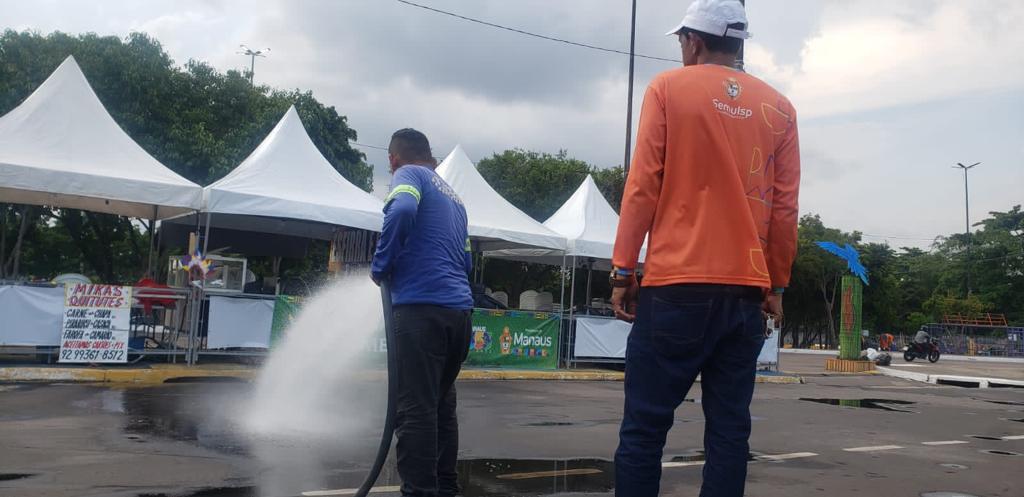 Alameda do Samba passa por limpeza durante Feirinha do Tururi em Manaus