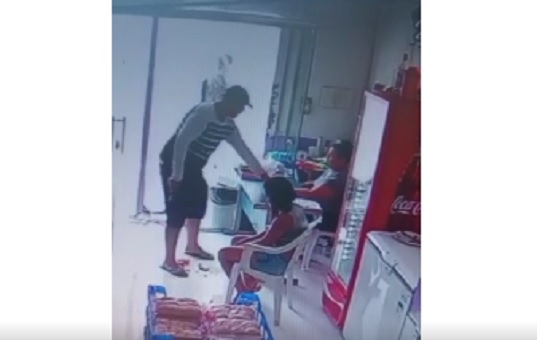 Criminoso aponta arma para mulheres durante assalto em mercadinho em Manaus