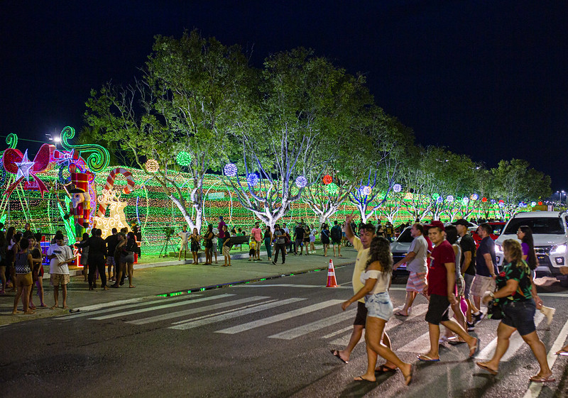 Decoração natalina é inaugurada e terá neve na Ponta Negra em Manaus