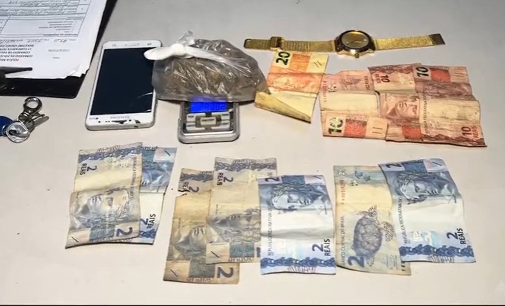 Dupla é presa com drogas em beco de Manaus