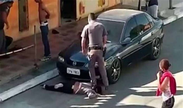 Tribunal determina regime aberto para PM que pisou em pescoço de mulher
