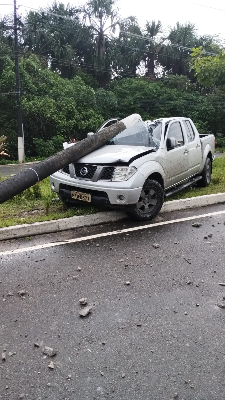 Casal fica ferido após picape derrubar poste durante chuva intensa em Manaus