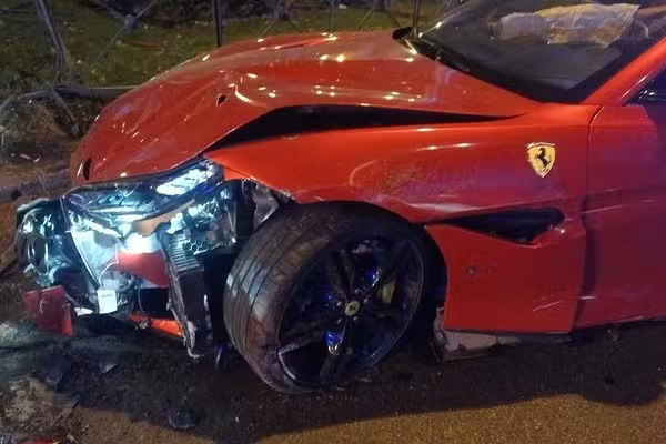 Esposa de jogador brasileiro bate com Ferrari de R$ 1 milhão na Espanha