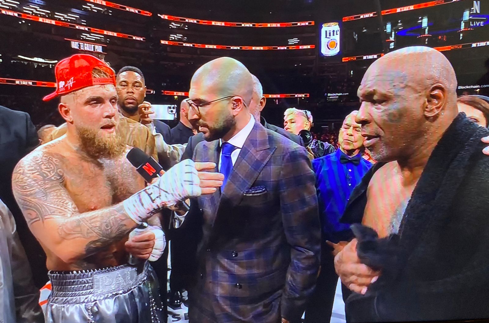 Tyson começa bem, perde força e é derrotado em luta por Jake Paul