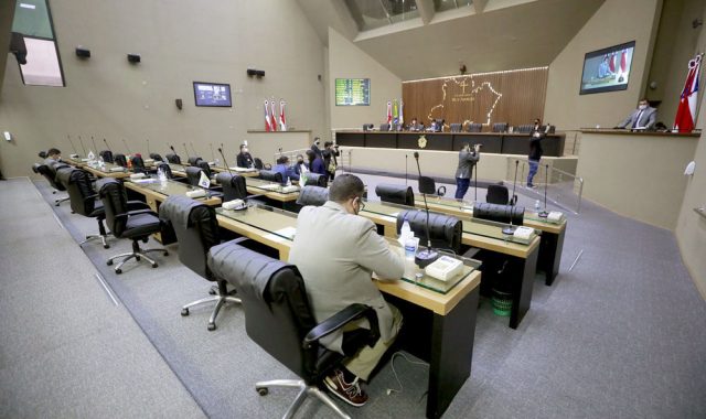 Parlamentares da Aleam cobram solução para servidores públicos no Amazonas