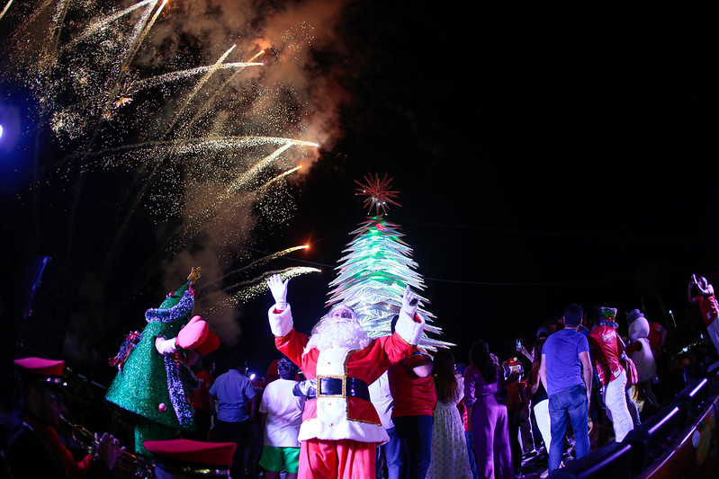 Árvore natalina de 40 metros é inaugurada na Ponta Negra, em Manaus