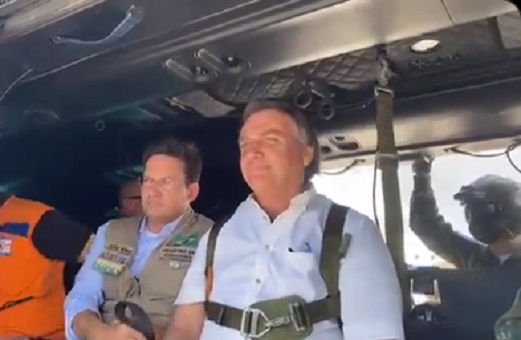 Bolsonaro e ministros sobrevoam áreas atingidas pelas chuvas na Bahia