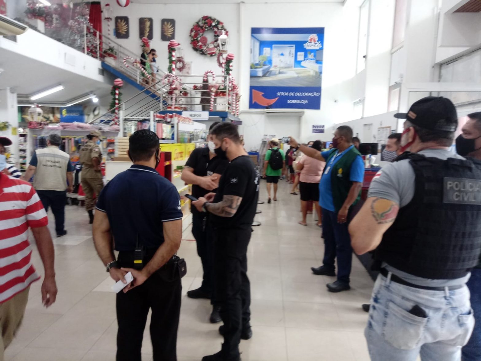 Lojas são autuadas no Centro de Manaus durante fiscalização de Natal