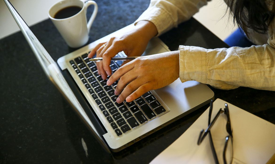 Em 2020, 21 mil pegaram Covid-19 em ambientes de trabalho