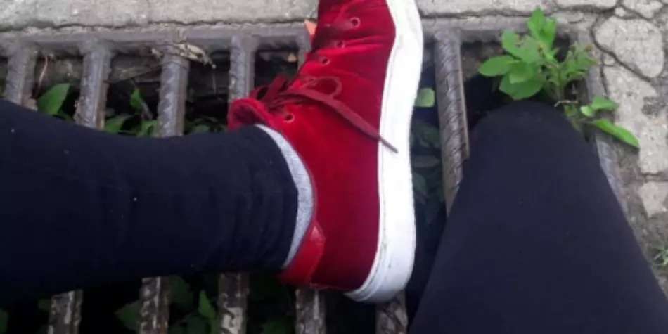 Mulher que caiu em bueiro quebrado vai receber indenização