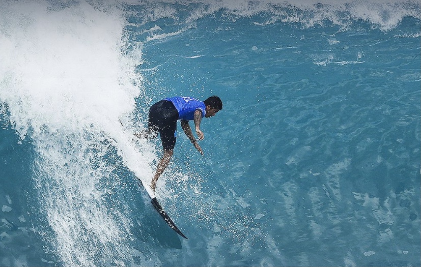 Por que surfistas estão competindo de relógio no campeonato mundial