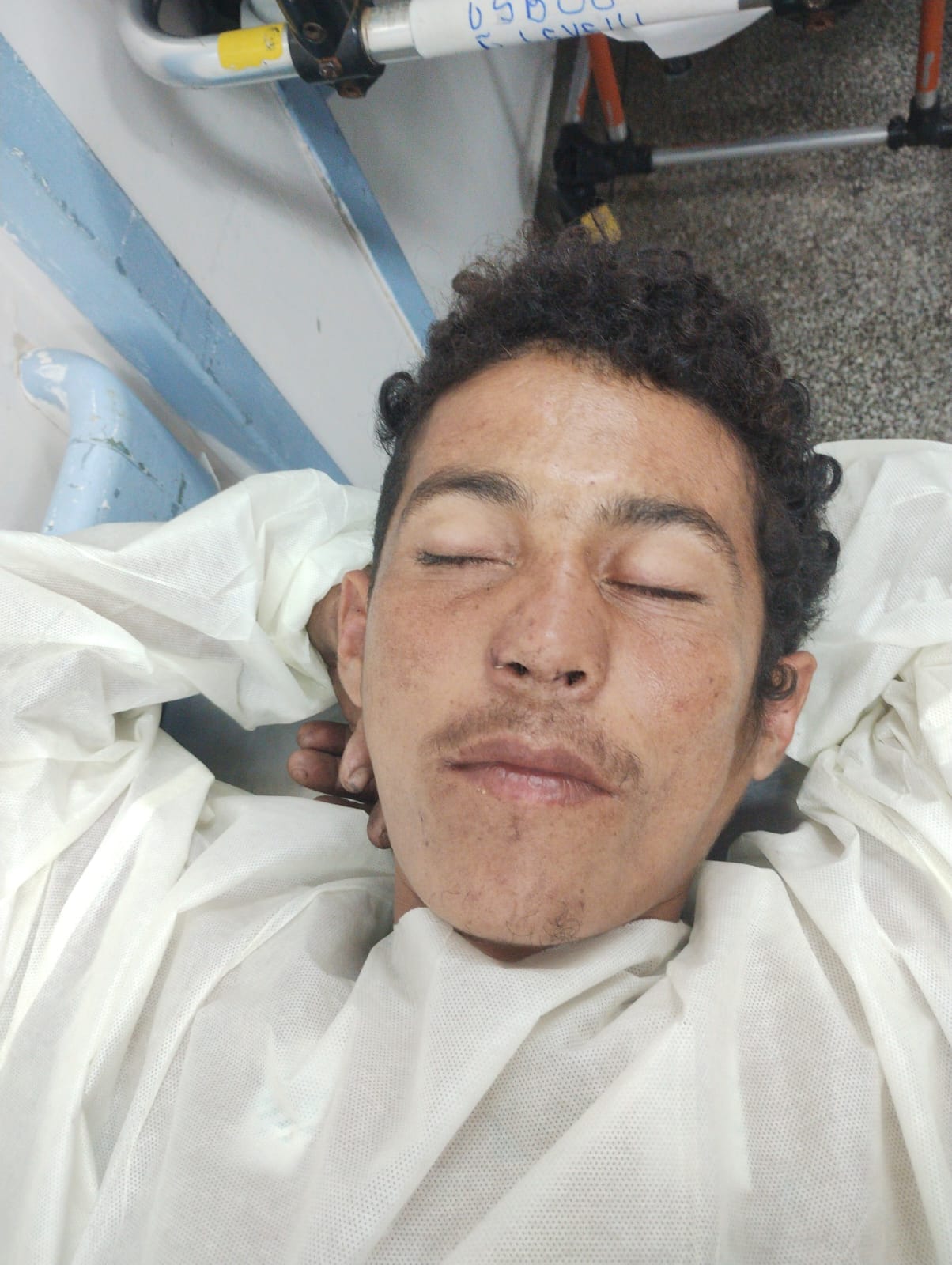 Hospital procura família de paciente que desmaiou no meio da rua em Manaus