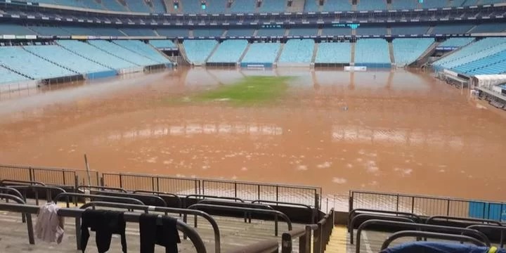 Alagamento atinge parte inferior da Arena do Grêmio e campo segue submerso