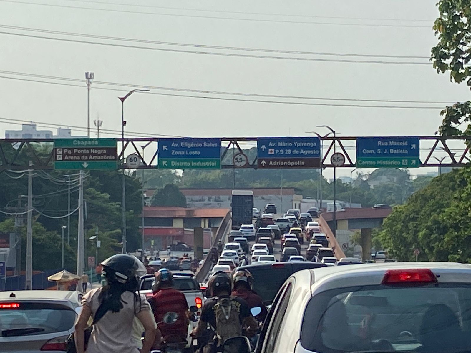 Acidente entre moto e carro para trânsito em viaduto de Manaus