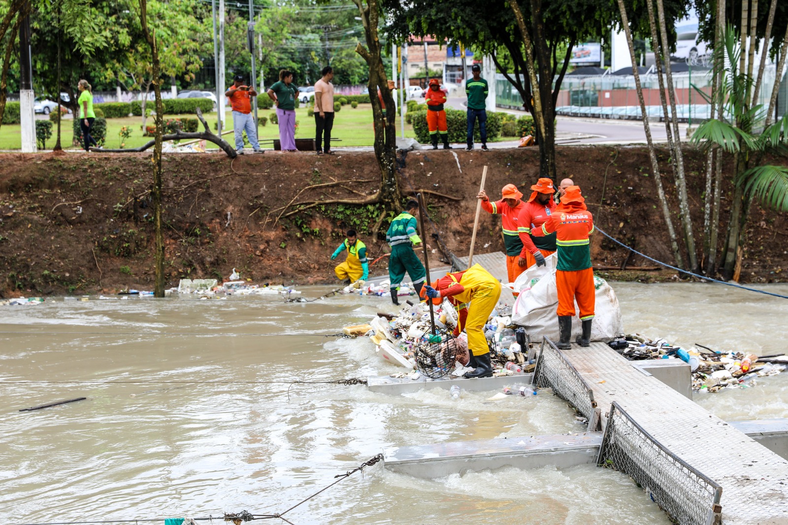 'Ecobarreiras' já coletaram 60 toneladas de lixo que iriam para Rio Negro 
