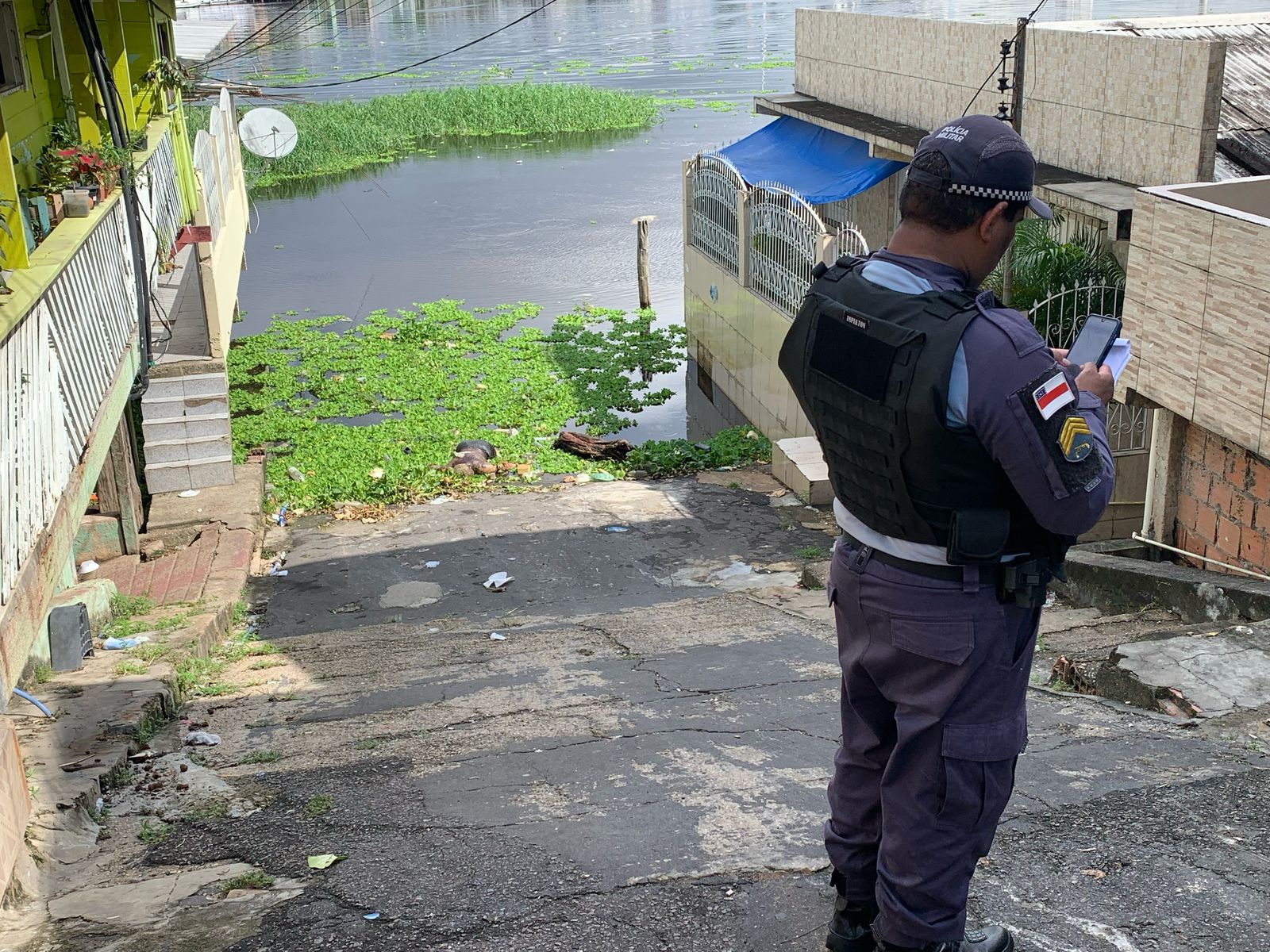 Corpo é encontrado boiando em igarapé no Educandos