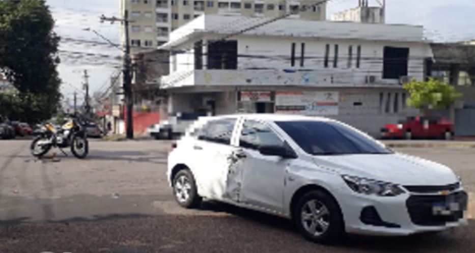Acidente entre motocicleta e carro deixa homem ferido em Manaus 
