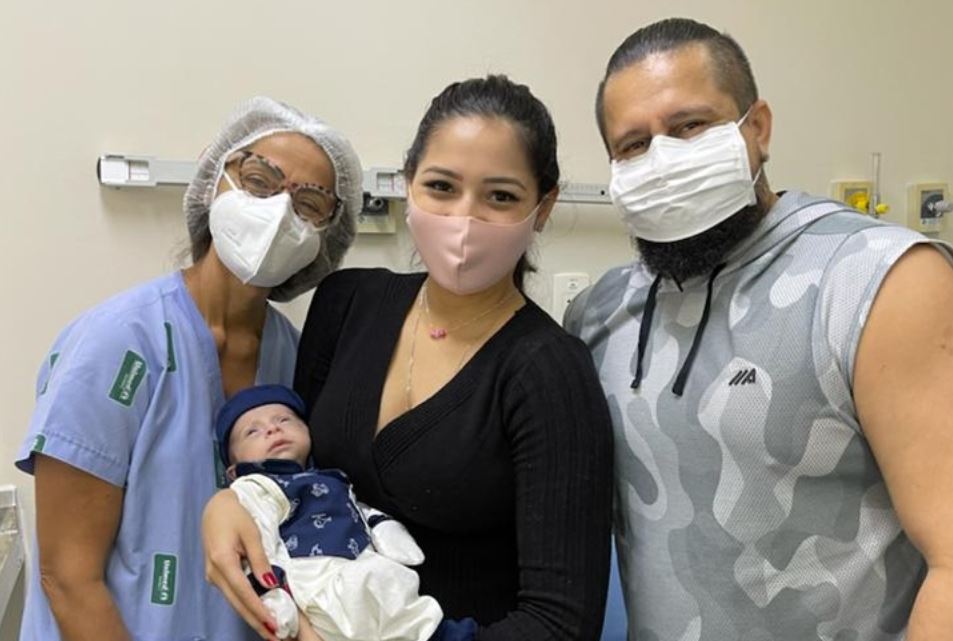 Mesmo infectadas com covid, mães devem continuar amamentando, diz pediatra