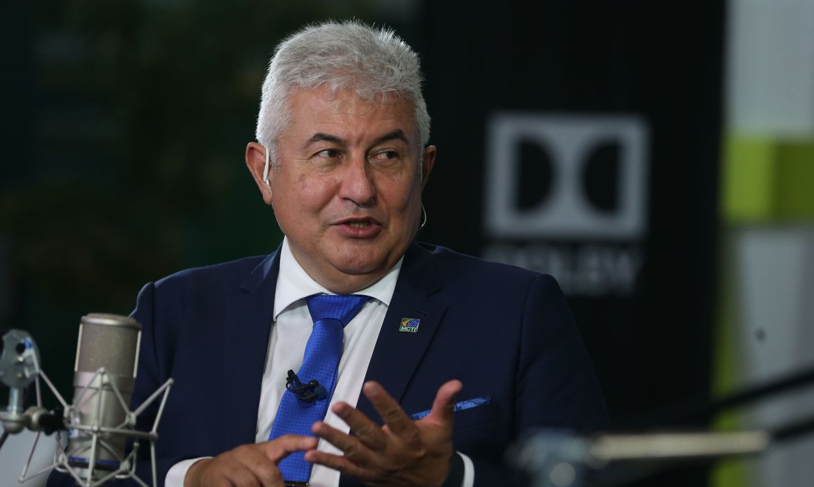 Ministro Marcos Pontes lança projeto de sistema de laboratórios flutuantes no Amazonas