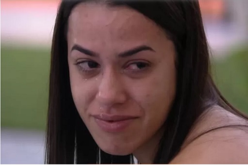 Larissa chora e pede perdão a Natália após ser emparedada no BBB22
