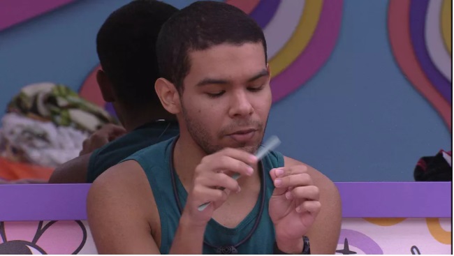 Eli alerta Vyni sobre paredão e brother dispara: 'vou de cabeça erguida'