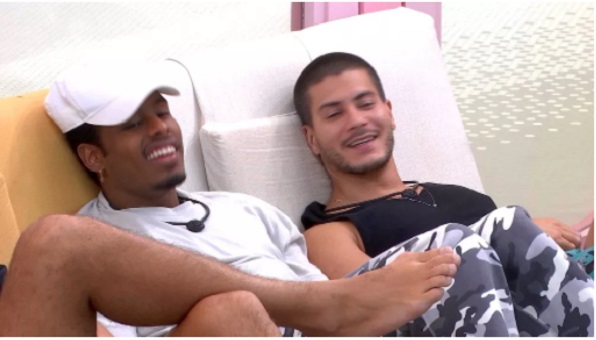 Vídeo: Arthur brinca com PA sobre Jade: 'Vai aderir pra tua vida'