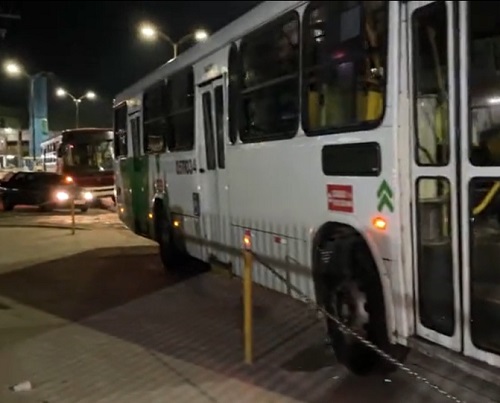 Bandido rende cobrador e assalta ônibus da linha 450 em Manaus