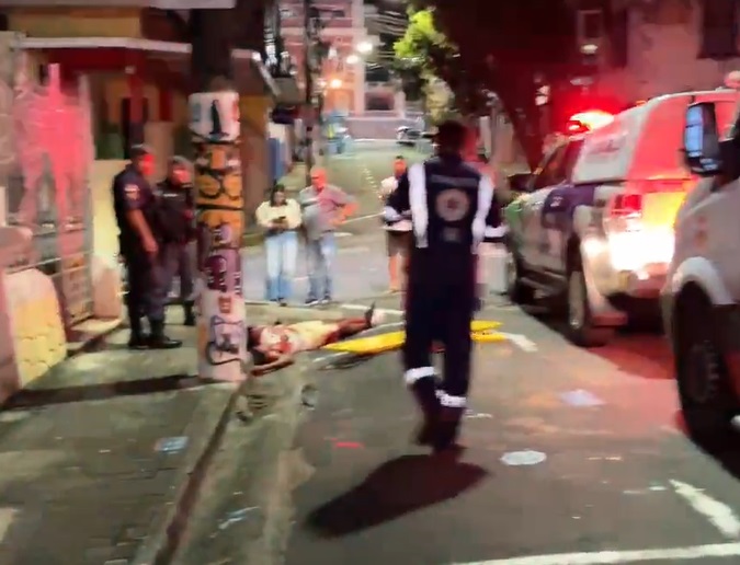 Homem é agredido e esfaqueado durante assalto em Manaus